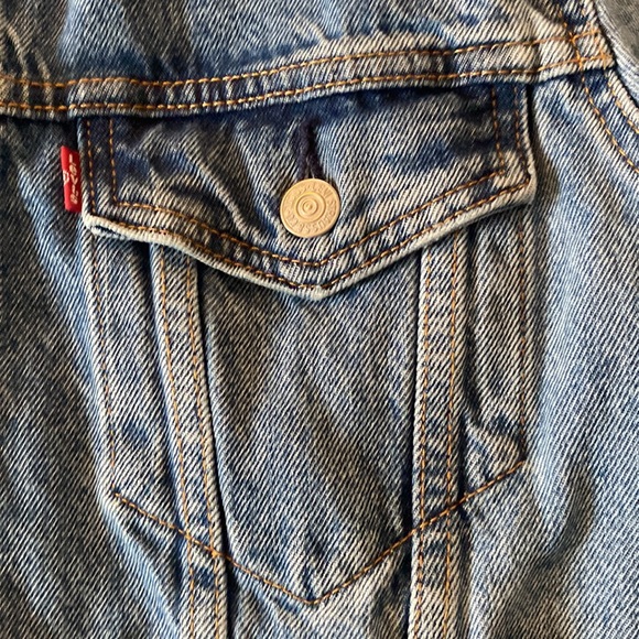 Levi’s Classic Jean Jacket - Picture 4 of 5